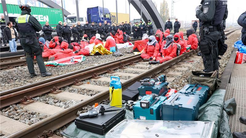 Aktivisten der Gruppe „Ende Gelände“ und propalästinensische Solidaritätsgruppen haben Bahngleise auf der Waltershofer Brücke im Hamburger Hafen besetzt und blockiert. 