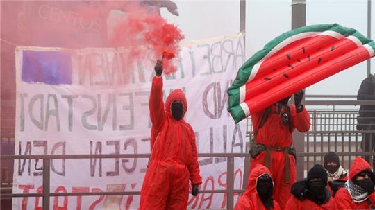 Aktivisten der Gruppe „Ende Gelände“ und Palästina-Solidaritätsgruppen haben Bahngleise auf der Waltershofer Brücke im Hamburger Hafen besetzt und blockiert.