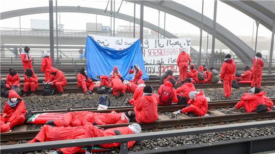 Aktivisten der Gruppe „Ende Gelände“ und Palästina-Solidaritätsgruppen haben Bahngleise auf der Waltershofer Brücke im Hamburger Hafen besetzt und blockiert.