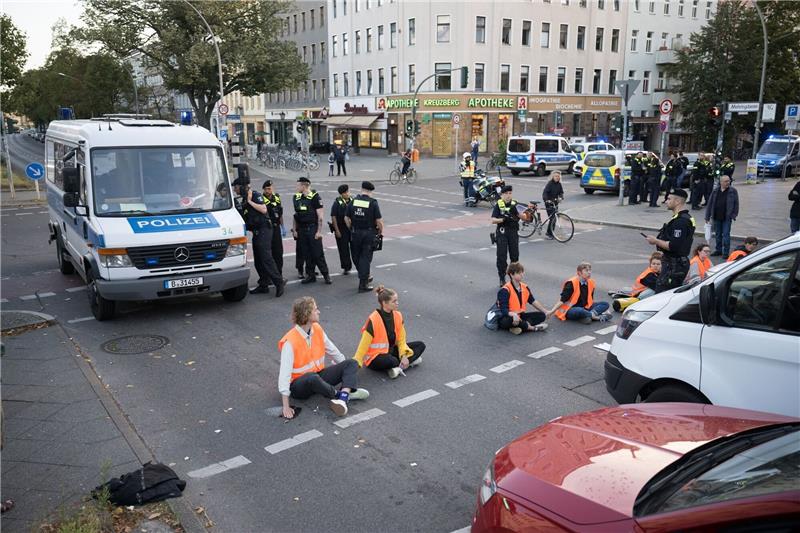 „Schmerzgriffe” gegen Klimaschützer – Debatte über Polizeigewalt Aktivisten der Klimaschutzgruppe Letzte Generation während einer Straßenblockade auf dem Mehringdamm.