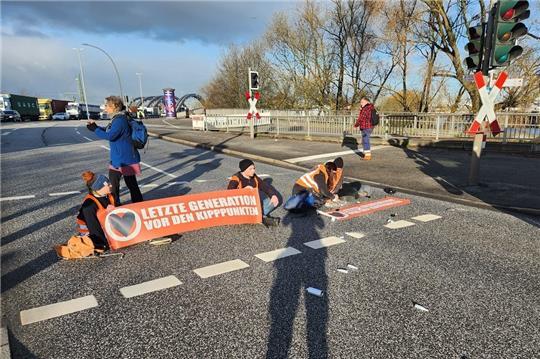 Aktivisten der „Letzten Generation“ haben sich auf der Straße Am Saalehafen/Veddeler Damm festgeklebt. Foto: Lenthe-Medien/Reimer