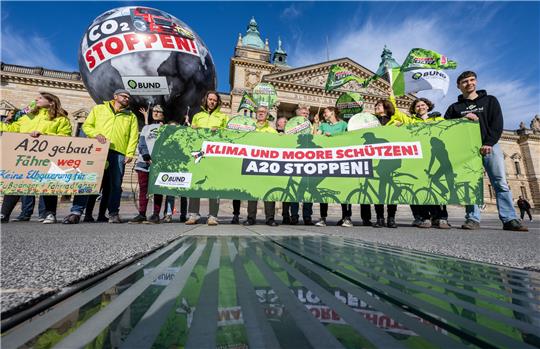 Aktivisten des BUND protestieren vor dem Bundesverwaltungsgericht in Leipzig gegen die Planungen für die A20. Das Gericht verhandelt über den Bau der Küstenautobahn zwischen Westerstede und Jaderberg. Ein Umweltverband und mehrere Landwirte haben Klage gegen die Planungen eingereicht. Foto: Hendrik Schmidt/dpa