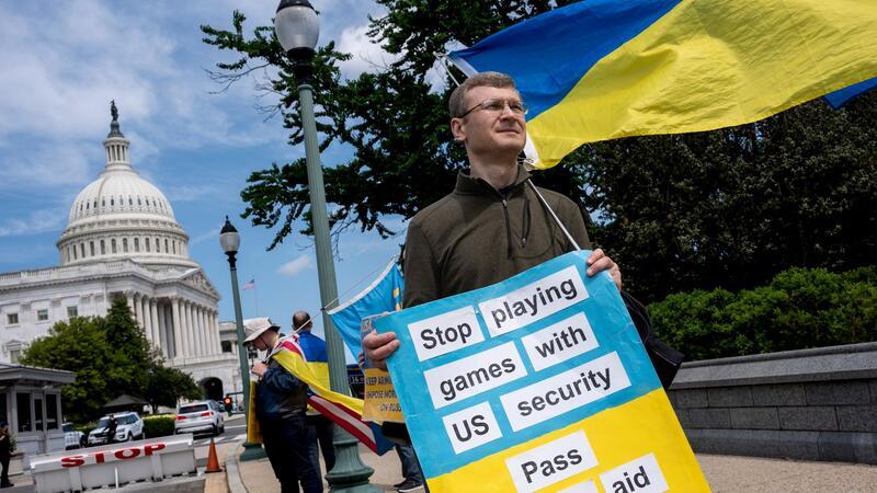Aktivisten, die die Ukraine unterstützen, demonstrieren vor dem Kapitol.