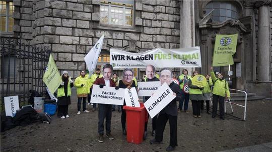 Aktivisten mit Masken von Wirtschaftsminister Habeck (l-r), Bauministerin Geywitz, Bundeskanzler Scholz und Verkehrsminister Wissing protestierten vor dem Oberverwaltungsgericht Berlin.