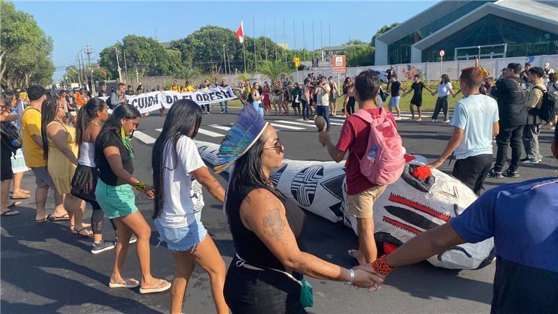 Aktivisten tanzen, um anlässlich der Weltklimakonferenz #COP30 zu protestieren.