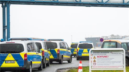 Aktivisten und Aktivistinnen von „Ende Gelände“ blockieren die LNG-Baustelle in Brunsbüttel.