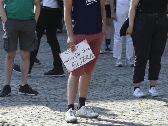 Aktivisten von Fridays for Future demonstrieren für bessere Umweltgesetze, um die Klimaerwärmung zu stoppen. Foto: Roberto Pfeil/dpa