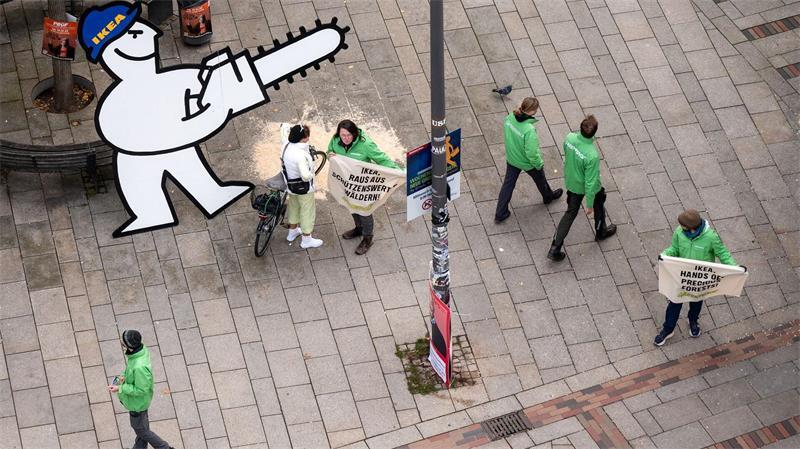 Aktivisten von Greenpeace stehen vor der Ikea-Filiale im Stadtteil Altona und protestieren gegen die vermeintliche Abholzung geschützter Wälder.