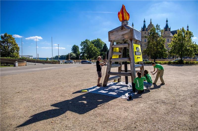Aktivisten von Greenpeace stellen in Schwerin einen symbolischen Bohrturm auf und protestieren damit gegen die Erweiterung der LNG-Terminals.