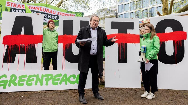 NRW will Zuschuss zum Deutschlandticket festschreiben Aktivisten von Greenpeace übergeben eine Petition an den NRW-Verkehrsminister Oliver Krischer (Bündnis 90/Die Grünen).