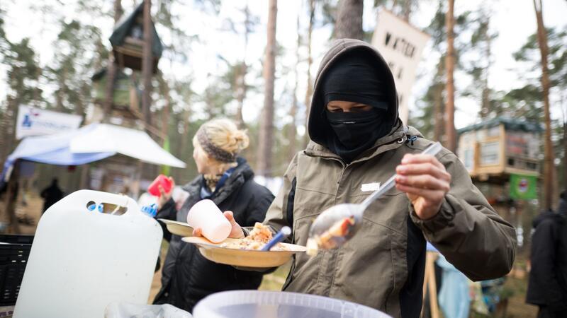Gericht befasst sich mit Auflagen für Tesla-Protestcamp Aktivisten wollen die Rodung eines Waldstücks im Zuge einer geplanten Erweiterung des Tesla-Geländes verhindern.
