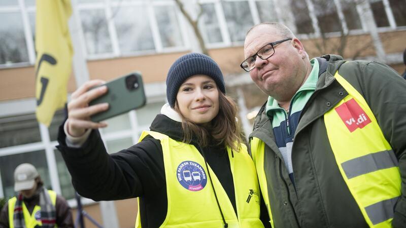 Verdi legt ÖPNV für bessere Arbeitsbedingungen lahm Aktivistin Luisa Neubauer macht am BVG–Busdepot Cicerostraße in Berlin mit Streikleiter Lothar ein Selfie.
