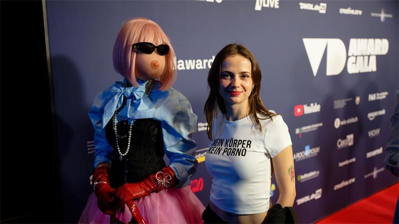 Vollmarcant ist der große Gewinner der VideoDays Awards Aktivistin Theresia Crone protestiert mit der Aufschrift „Mein Körper, kein Porno“ gegen digitale Gewalt.