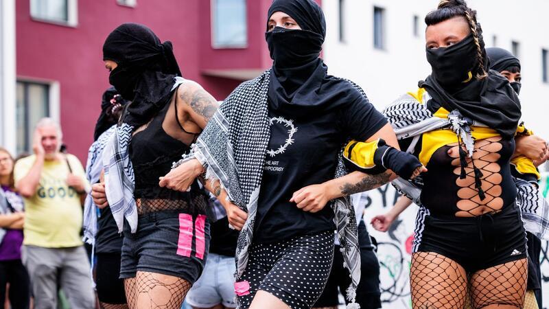 Berliner Pride friedlich - Ärger bei „Queers for Palestine“ Aktivistinnen tanzen bei der Demonstration „Queers for Palestine“. Die Demo fand zeitgleich mit dem CSD statt, ist von diesem aber unabhängig.
