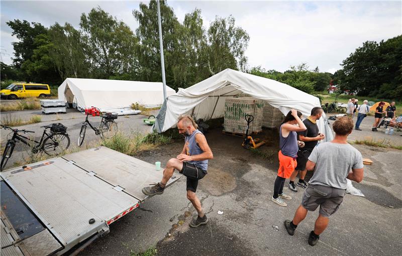 Aktivistinnen und Aktivisten bauen ein Protestcamp verschiedener Umweltgruppen am Volkspark auf. Vom 09. August an sollen auf dem Gelände am Altonaer Volkspark bis zu 6000 Menschen eine Woche lang für mehr Klimaschutz demonstrieren.  Foto: Christian Charisius/dpa