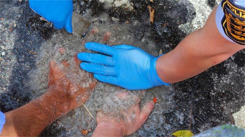 Aktivistinnen und Aktivisten der Klimaschutzgruppe Letzte Generation haben sich ...