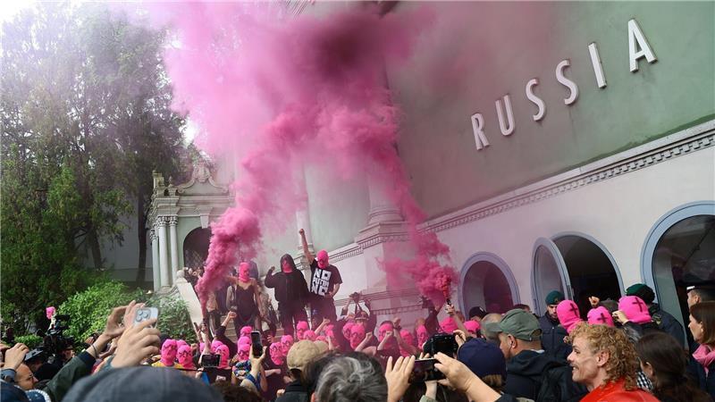 Aktivistinnen von Pussy Riot und FEMEN veranstalten vor dem russischen Pavillon auf der Kunstbiennale eine Protestaktion gegen die Teilnahme Russlands.
