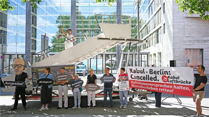 Aufnahme von Afghanen - Klagen gegen Bundesregierung Aktivsten stehen während einer symbolischen Protestaktion am Weltflüchtlingstag zur Unterstützung mehrerer Klagen von Afghanen gegen die Bundesregierung vor dem Auswärtigen Amt.