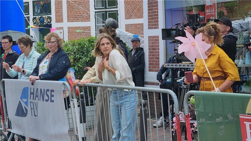 Aktuell dreht das ZDF die vierte Staffel der Serie „Neuer Wind im Alten Land”. Fensehstar Felicitas Woll beobachtet als Beke Rieper einen Wettlauf durch Jork.