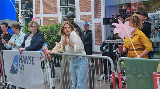 Aktuell dreht das ZDF die vierte Staffel der Serie „Neuer Wind im Alten Land”. Fensehstar Felicitas Woll beobachtet als Beke Rieper einen Wettlauf durch Jork.