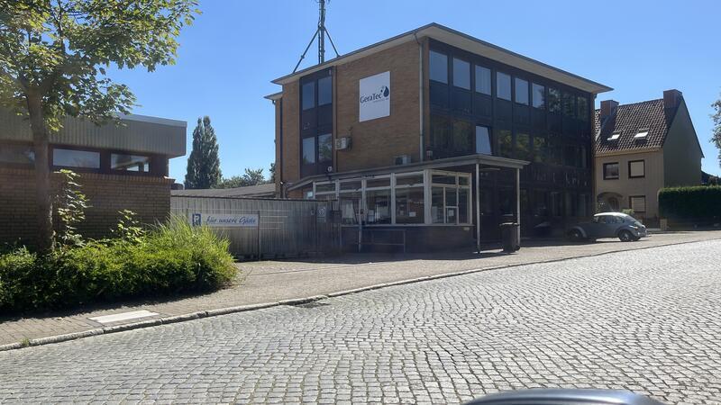 Köver-Gelände in Buxtehude steht zum Verkauf – Das sind die Probleme Aktuell gibt es das Firmenschild Geratec am Köver-Gebäude. Die Firma stellt Kunststoff-Produkte her.