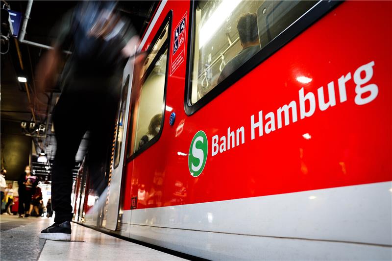 Störung auf Gleis behoben – S-Bahnen fahren verspätet Aktuell ist der S-Bahn-Verkehr zwischen Hamburg und Stade zum Erliegen gekommen. Symbolfoto: Charisius/dpa