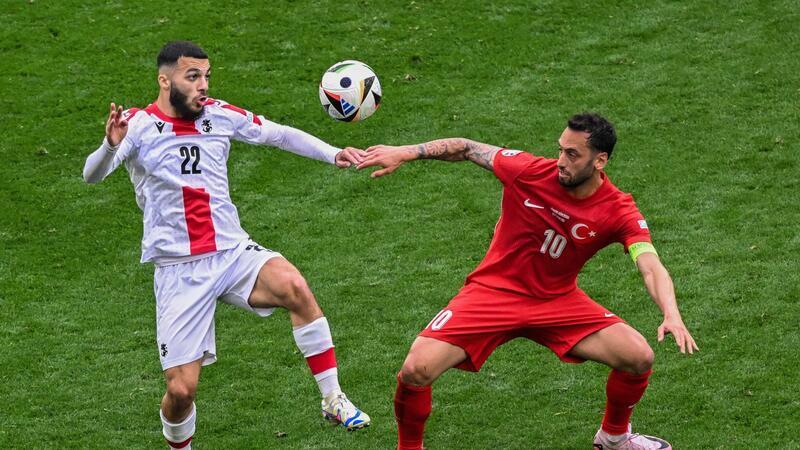 FCB unmittelbar vor Olise-Transfer - Kontakt zu Calhanoglu Aktuell läuft Hakan Calhanoglu (r) im türkischen Trikot auf - und bald in dem des FC Bayern?