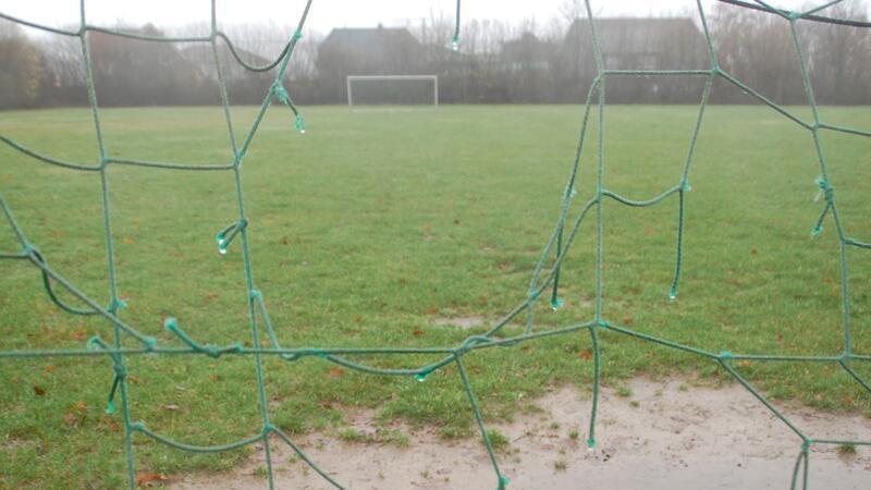 Jugend und Sport: In diese Projekte will Beckdorf investieren Aktuell noch trübe Aussichten: Der Bolzplatz an der Goldbecker Straße in Beckdorf benötigt eine Auffrischung.