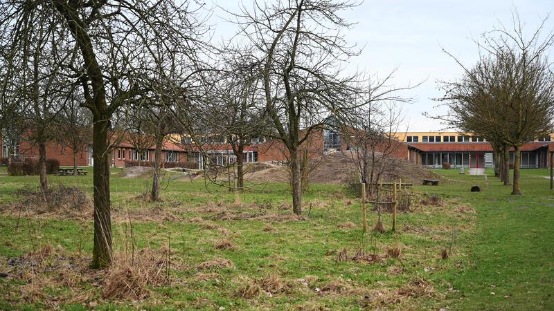 Aktuell steht hinter dem Spielplatz der Grundschule eine Streuobst-Wiese. Die müsste laut aktuellem Entwurf einem Regenrückhaltebecken weichen.