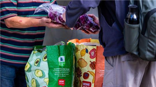 Aktuell suchen nach Angaben der Organisation etwa 1,5 Millionen Menschen regelmäßig die Tafeln auf. (Archivbild)