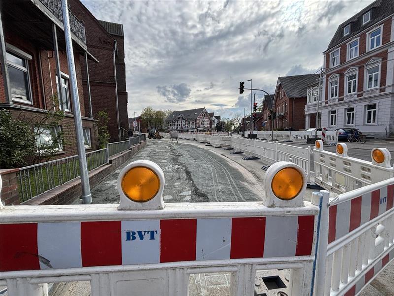 Aktuell wird im Bereich Thuner Straße gebaut. Der Verkehr fließt weiter nur stadtauswärts durch die Baustelle an der Harsefelder Straße.