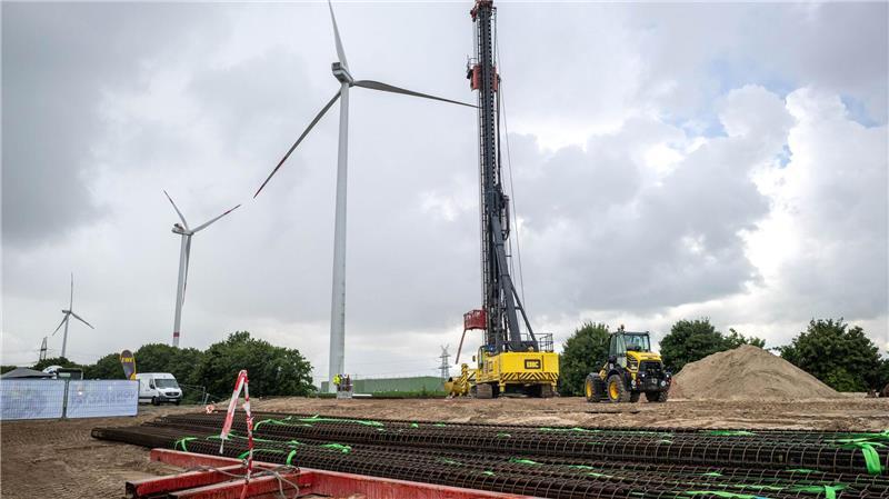 Aktuell wird in Emden das Baufeld für den Elektrolyseur vorbereitet, die Bauarbeiten sollen im Herbst beginnen.