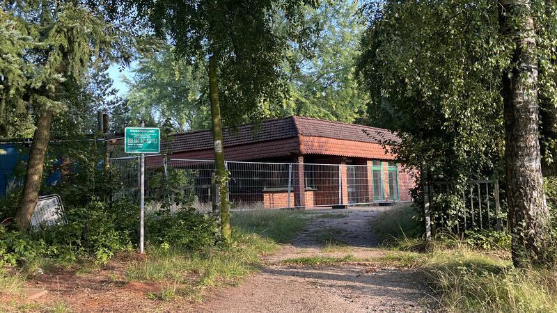 Aktuell wirkt der Eingangsbereich mit dem eingezäunten Kiosk wenig einladend zum Verweilen und Spielen.