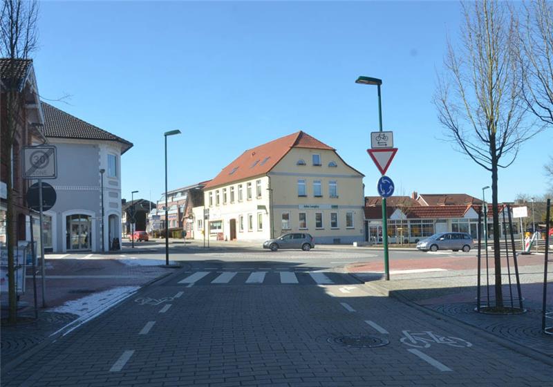 Aktueller Blick auf den Kreisel. Noch da: das Haus, in dem heute eine Modeboutique (links) ist und das große Gebäude gegenüber.   Foto Fehlbus