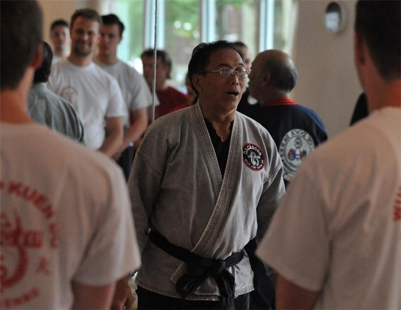 Al Dacascos spricht vor dem Lehrgang zu den Schülern der Kung-Fu-Schule von Martin Krebs. Foto Scholz