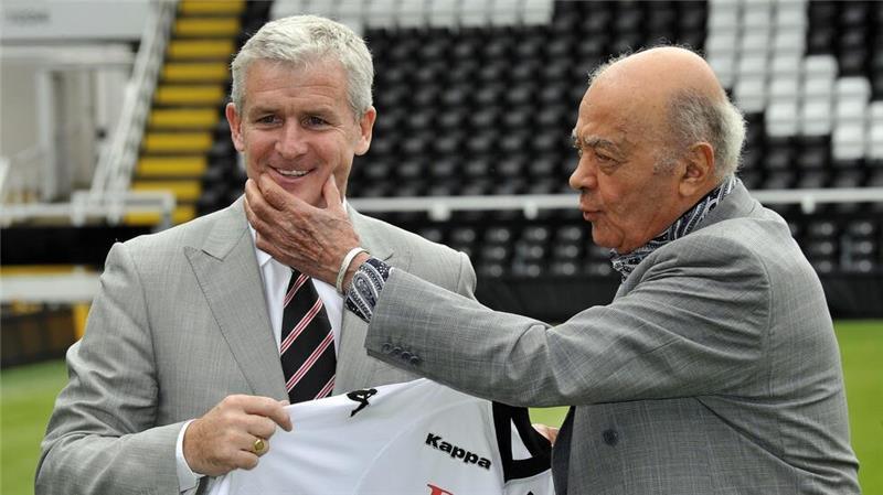 Al Fayed (r.) gehörte jahrelang der Londoner Fußballclub Fulham. (Archivbild)