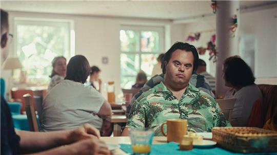 Aladdin Detlefsen als Buschi in einer Szene des Films „Der Frosch und das Wasser“