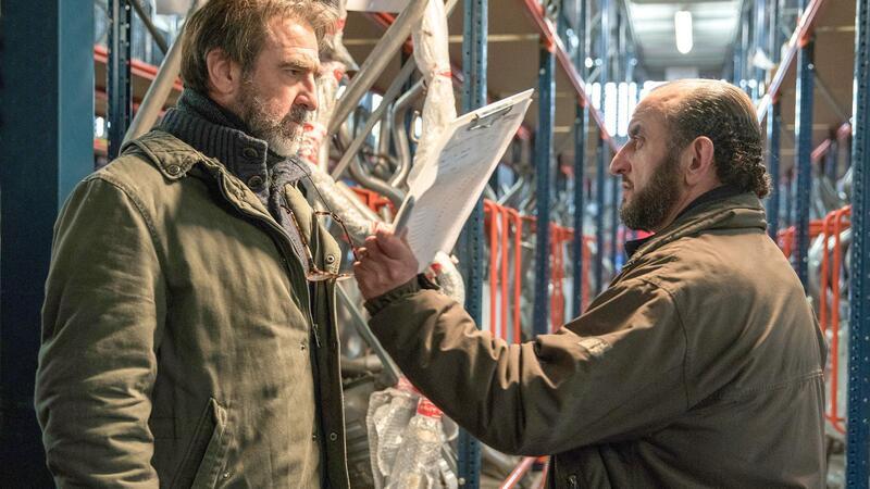 Alain Delambre (Eric Cantona, l) ist  ständig den Demütigungen seines Chefs (Nabil Terbeche) ausgesetzt.