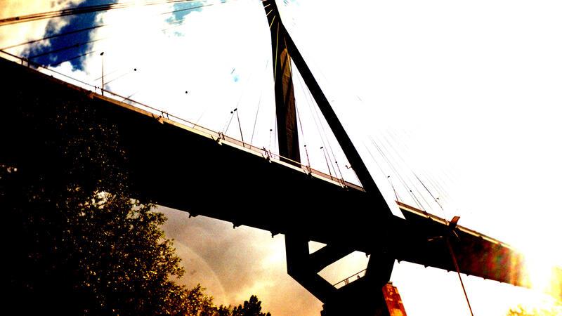 Dunkel und leer: Alain Marie zeigt die Köhlbrandbrücke von ihrer anderen Seite Von unten fotografierter Pylon der Köhlbrandbrücke in starkem Kontrast zwischen Schatten und Licht