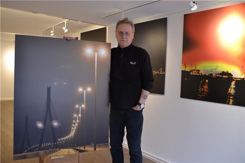 Alain L.L. Marie richtet seine Ausstellung in der Galerie am Hahnentor ein. Foto: Helfferich