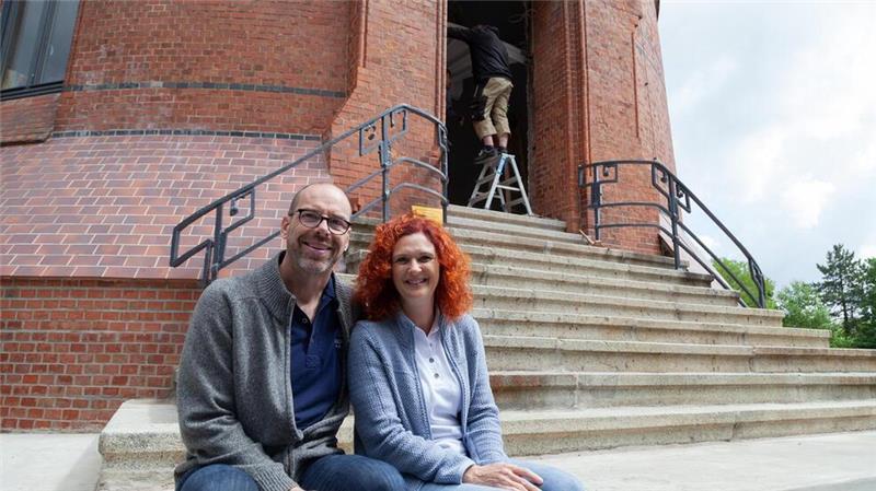 Alain und Mirabelle Caboussat: In „ihrem“ Wasserturm in Cuxhaven sind neben einem Café auch mehrere Ferienwohnungen zu finden.