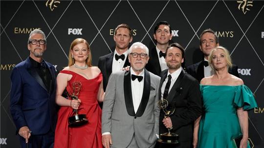 Alan Ruck (l-r), Sarah Snook, Alexander Skarsgard, Brian Cox, Nicholas Braun, Kieran Culkin, Matthew Macfayden und J. Smith-Cameron wurden für „Succession“ ausgezeichnet.