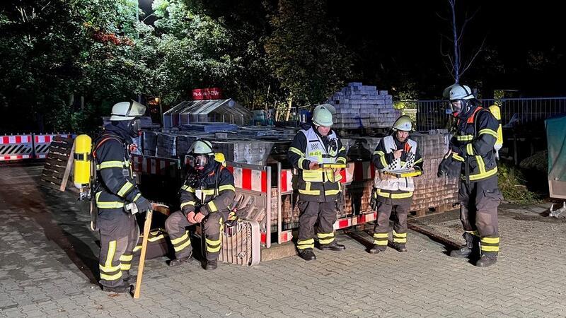 Brand mit Vermissten: Feuerwehr probt Ernstfall im Rewe-Markt Alarm am Supermarkt in Steinkirchen: Etwa 50 Feuerwehrleute waren im Einsatz.
