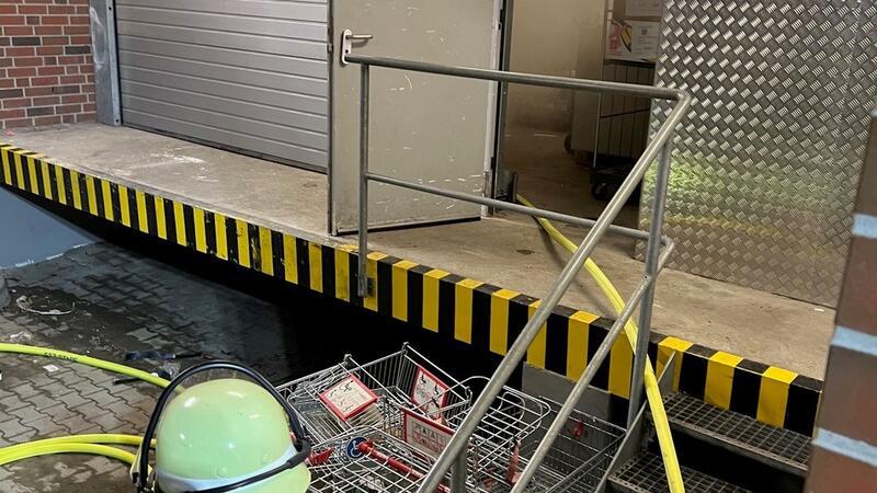 Brand mit Vermissten: Feuerwehr probt Ernstfall im Rewe-Markt Alarm am Supermarkt in Steinkirchen: Etwa 50 Feuerwehrleute waren im Einsatz.