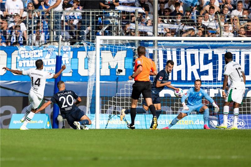 Alassane Plea (l) traf gleich zweimal beim Gladbacher Sieg in Bochum.