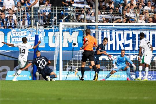 Alassane Plea (l) traf gleich zweimal beim Gladbacher Sieg in Bochum.