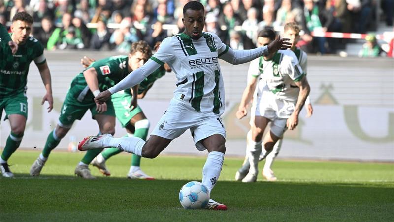 Nach Bayer-Freude wieder Gladbach-Frust bei Werder Alassane Pléa nutzt einen Strafstoß zur frühen Gladbacher Führung.