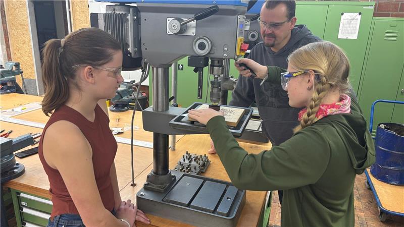 Raus aus der Exotenrolle: Stader Schülerinnen und Technik Alba und Victoria lernen von Berufsschullehrer Christian Hinrichs den Umgang mit dem Metallschneider.
