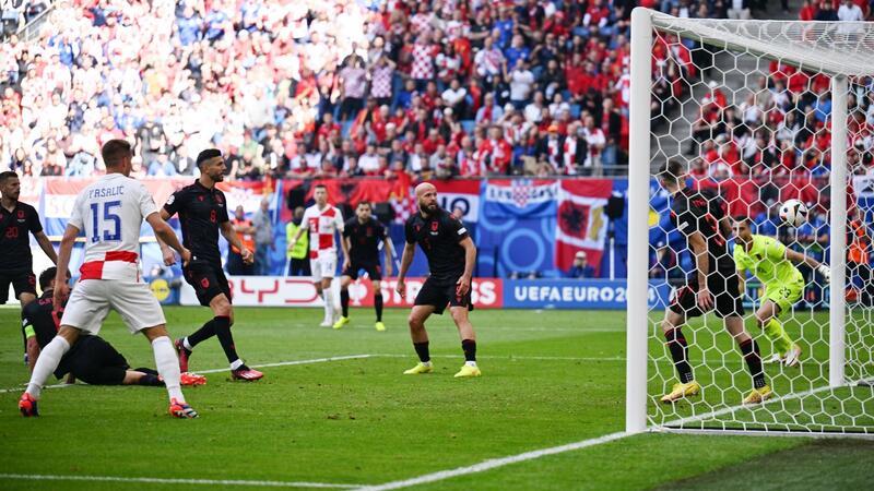 „Durch die Hölle gegangen“: Gjasula erlebt Höhen und Tiefen Albaniens Klaus Gjasula (4vl) bugsiert den Ball ins eigene Tor zur kroatischen 2:1-Führung.