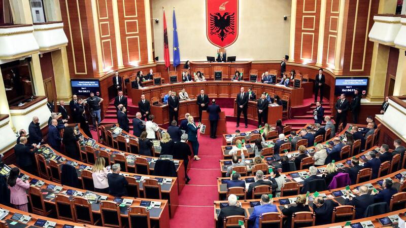 Albaniens Parlament billigt Migrationsabkommen mit Italien Albaniens Parlament hat dem Migrationsabkommen mit Italien zugestimmt.